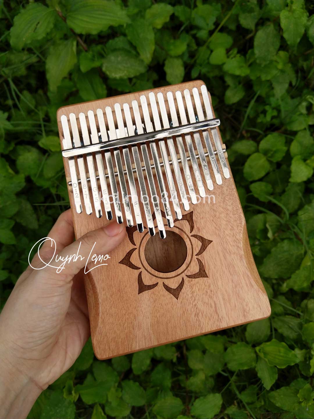Đàn Kalimba 17 phím Hoa Sen Màu Vàng gỗ manhogany cao cấp 02