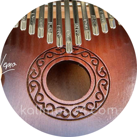 Đàn Kalimba 17 phím Hoa Văn Hình Tròn gỗ manhogany cao cấp Banner Large