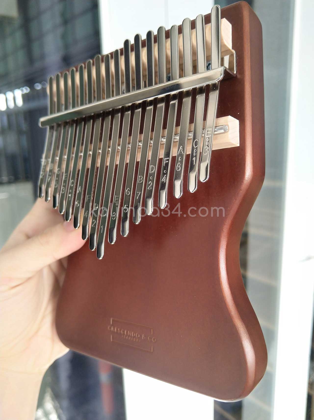 Đàn Kalimba 17 Eo Thon Nâu Logo 03
